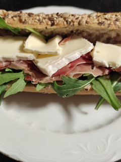Una foto de Bocadillo serrano brie