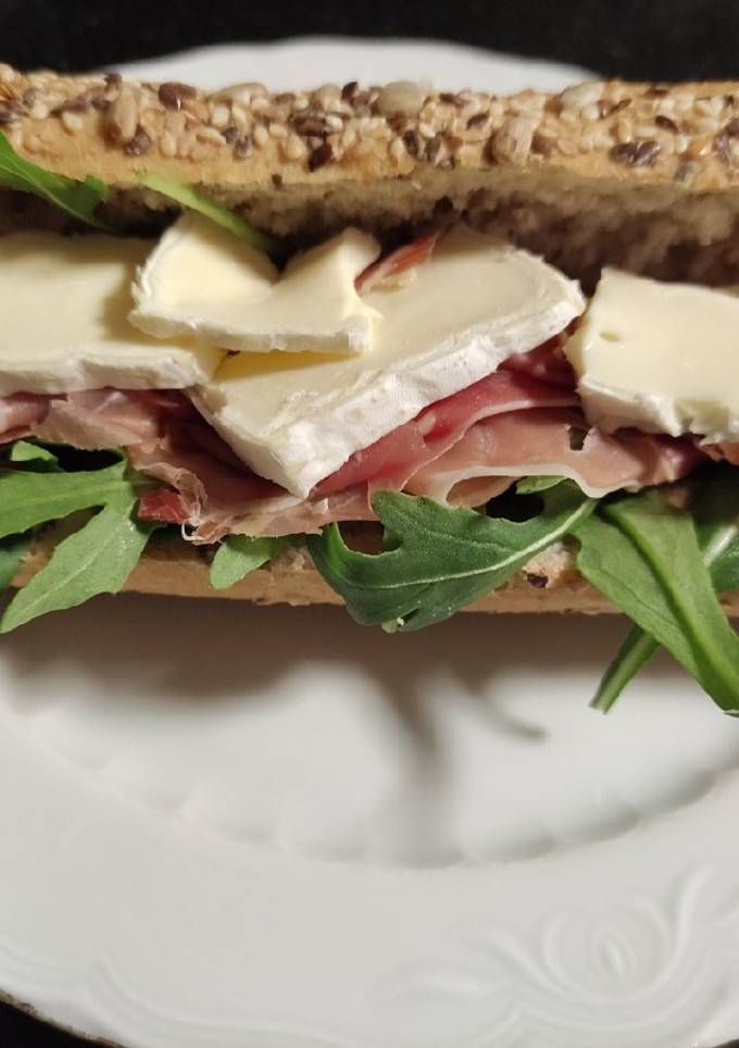 Una foto de Bocadillo serrano brie
