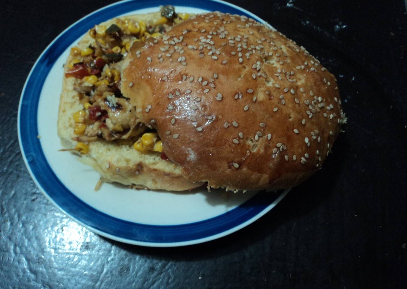 Cema con esquite y pollo a la mexicana
