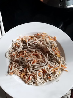 Una foto de Gulas al ajillo con cangrejo rallado