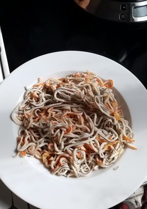 Una foto de Gulas al ajillo con cangrejo rallado