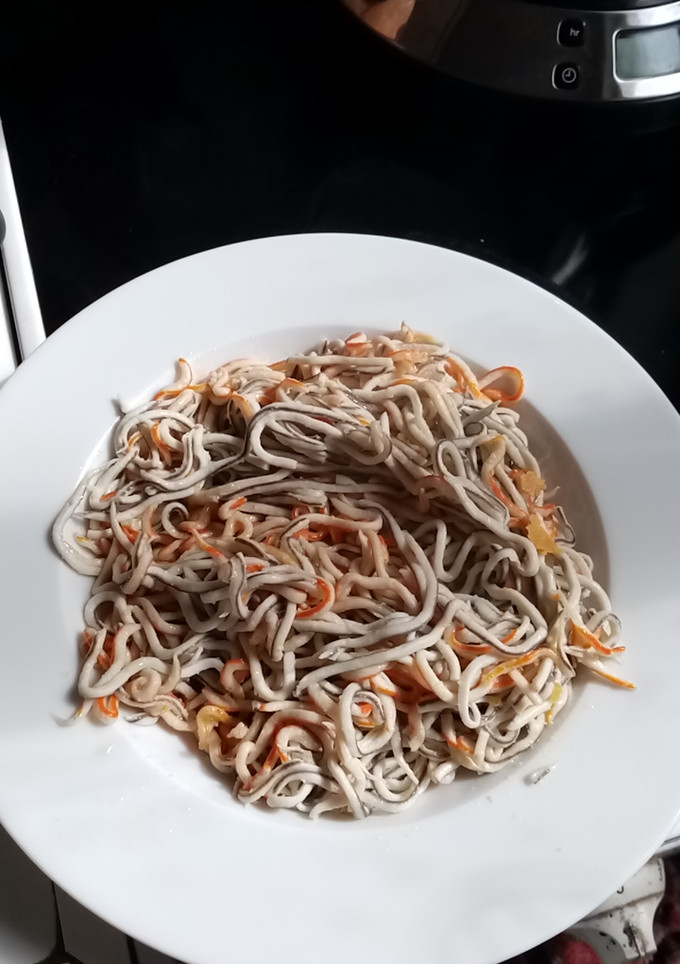 Una foto de Gulas al ajillo con cangrejo rallado