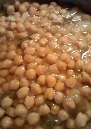 A picture of Garbanzo Beans.