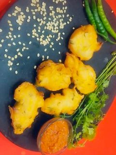उड़द दाल के पकोड़े (Urad dal ke pakode recipe in hindi) रेसिपी मुख्य फोटो