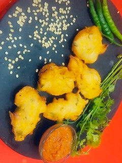 उड़द दाल के पकोड़े (Urad dal ke pakode recipe in hindi) रेसिपी मुख्य फोटो
