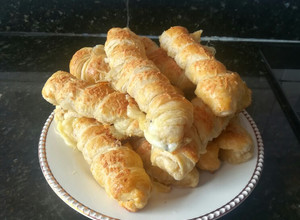 Una foto de Palitos hojaldrados de queso