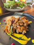 Camarones a la parrilla con ajo y cebolla