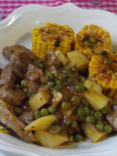 Una foto de Solomillo de cerdo guisado con choclo (mazorca de maíz)