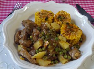 Foto principal de Solomillo de cerdo guisado con choclo (mazorca de maíz)