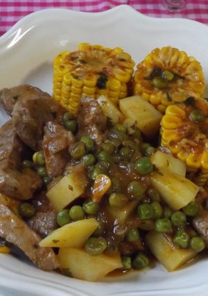 Una foto de Solomillo de cerdo guisado con choclo (mazorca de maíz)