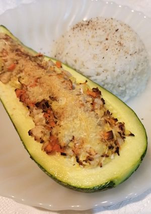 Una foto de Zucchini relleno de pechuga de pollo y verduras