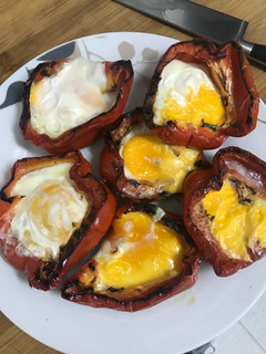 Una foto de Pimientos rellenos de huevo a la parrilla
