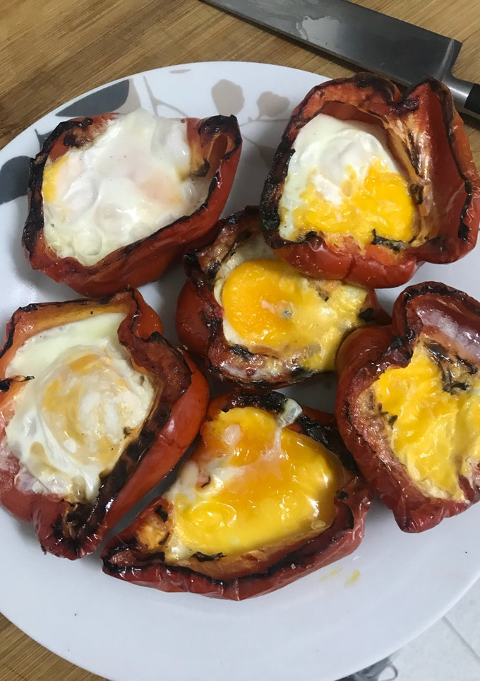 Una foto de Pimientos rellenos de huevo a la parrilla
