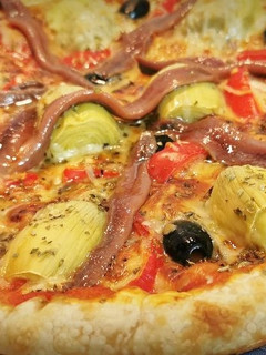 Una foto de Pizza Marinara con Alcachofas