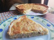 Una foto de quiche de carne picada