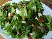 Una foto de ensalada con membrillo