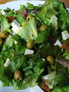 Una foto de Ensalada de membrillo y queso fresco con vinagreta miel/mostaza