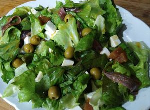 Foto principal de Ensalada de membrillo y queso fresco con vinagreta miel/mostaza