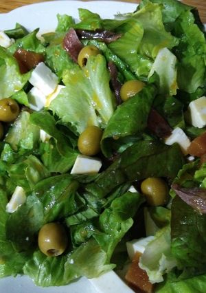 Una foto de Ensalada de membrillo y queso fresco con vinagreta miel/mostaza