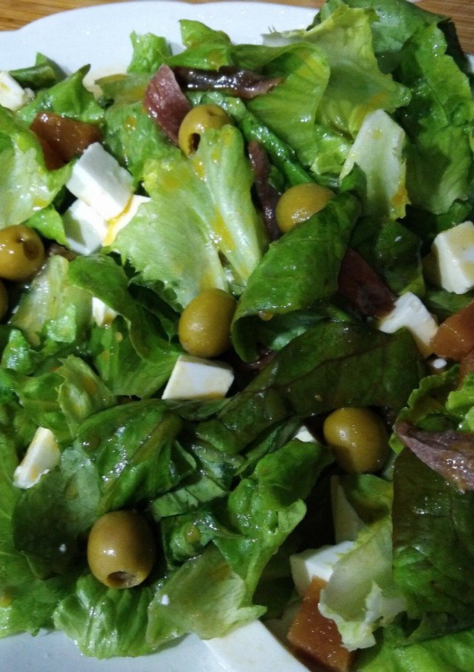 Una foto de Ensalada de membrillo y queso fresco con vinagreta miel/mostaza