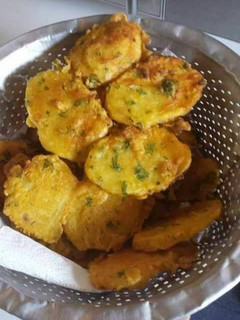 A picture of Fried potatoes with coriander and onions.