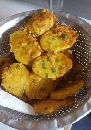 A picture of Fried potatoes with coriander and onions.