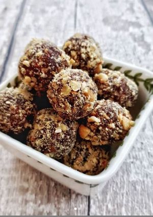 A picture of Date balls.