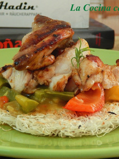 Una foto de Nidos crujientes de fideos de arroz con curry de verduras y pollo a la plancha