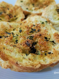 Una foto de Pan de ajo y perejil en airfryer
