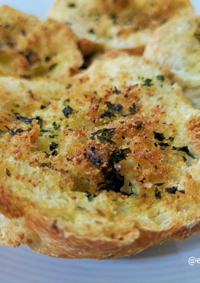 Una foto de Pan de ajo y perejil en airfryer