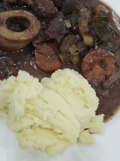 Una foto de Osobuco al vino tinto con puré de papas