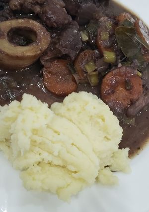 Una foto de Osobuco al vino tinto con puré de papas