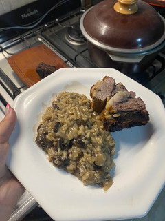 Una foto de Risotto de champiñones con costilla al horno