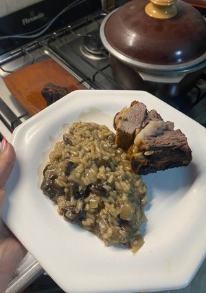 Una foto de Risotto de champiñones con costilla al horno