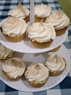 Una foto de Mini tartas individuales de crema y merengue