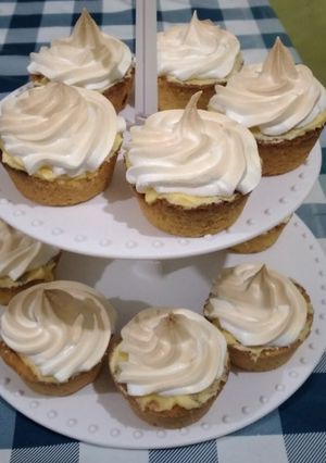 Una foto de Mini tartas individuales de crema y merengue