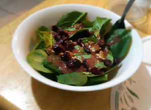 Una foto de Ensalada de espinaca