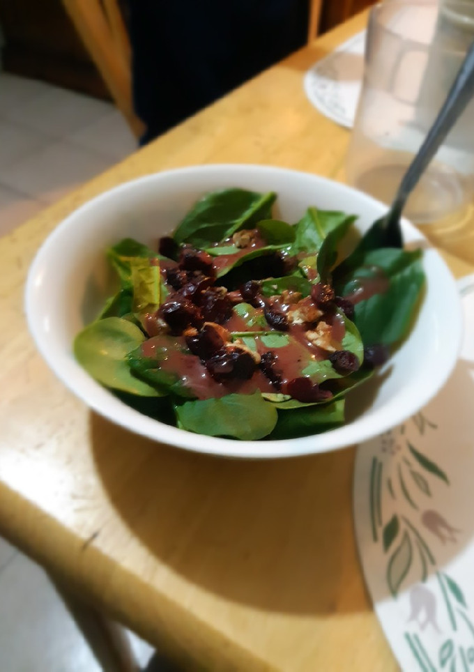 Una foto de Ensalada de espinaca