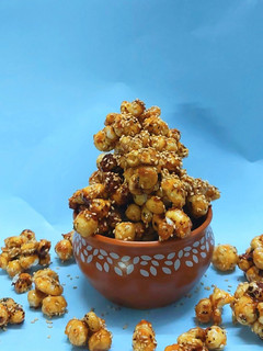 गुड़ के मखाने गुड़ मखाना(Gud ke makhana recipe in Hindi) रेसिपी मुख्य फोटो