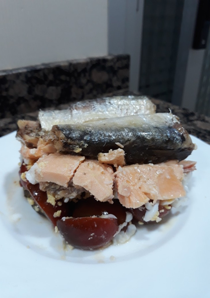 Una foto de Ensalada de cherrys, huevo rallado, salmón y sardinas