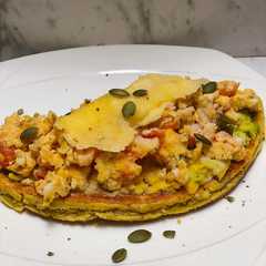 Una foto de Desayuno: Arepa santandereana con huevos pericos y aguacate 🥑