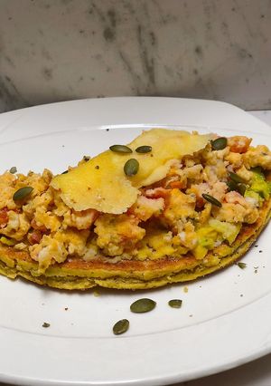 Una foto de Desayuno: Arepa santandereana con huevos pericos y aguacate 🥑