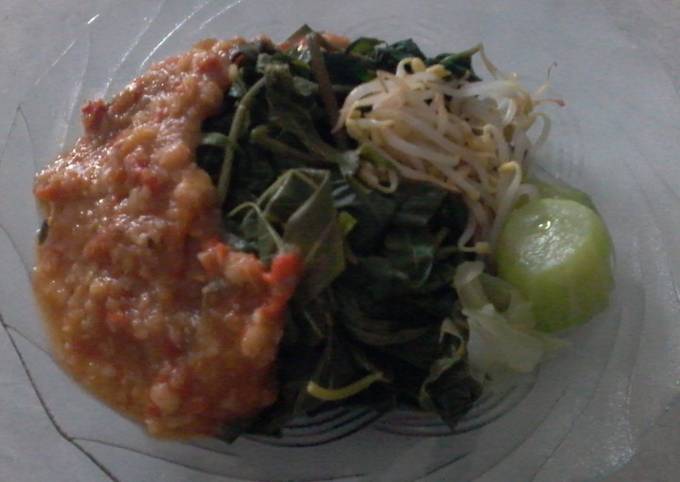 Tegal Rujak Teplak with mixed vegetables and peanut sauce