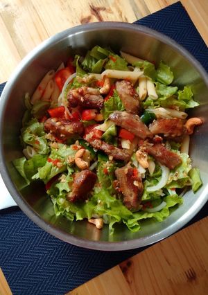Hình của món Nui trộn sườn rim me chua ngọt.