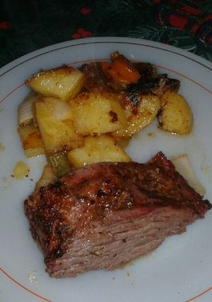 Una foto de Carne al horno con verduras