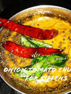 A picture of Onion tomato chutney.