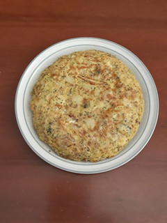Una foto de Tortilla de patata, ajo y perejil