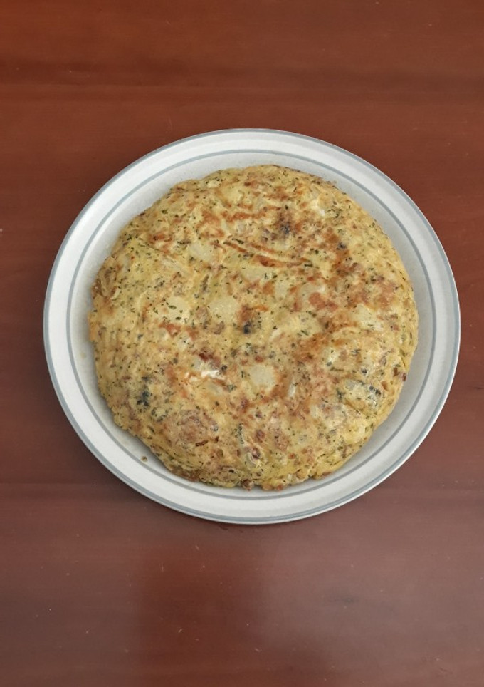 Una foto de Tortilla de patata, ajo y perejil