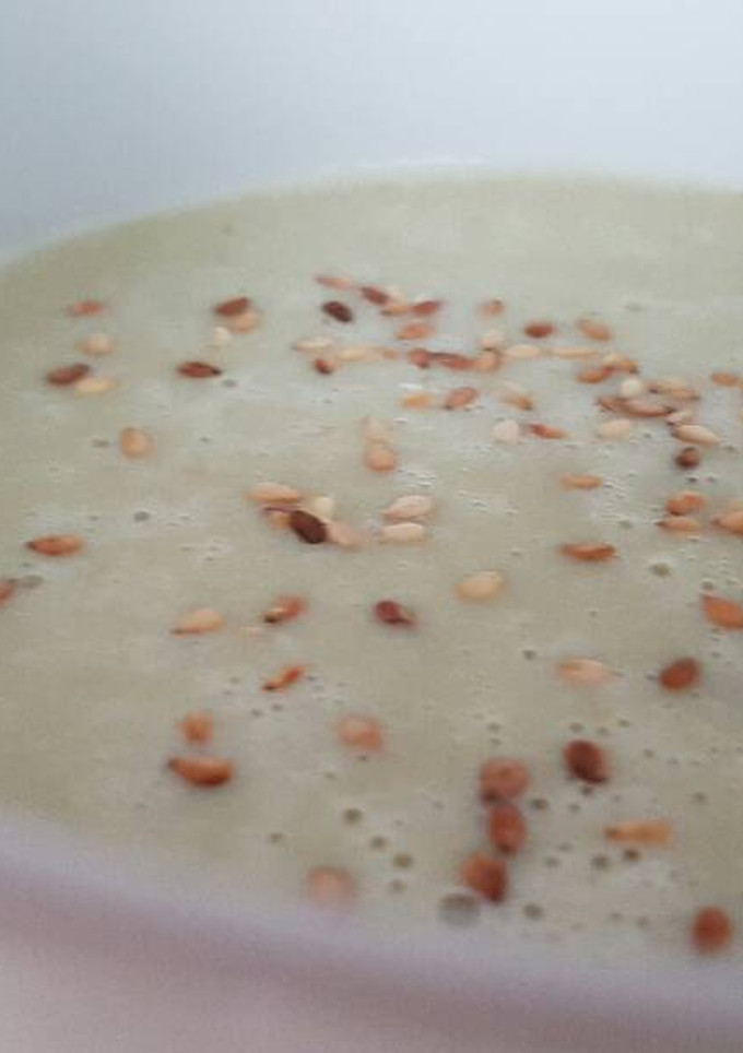 Una foto de Sopa fría de pepino y albahaca