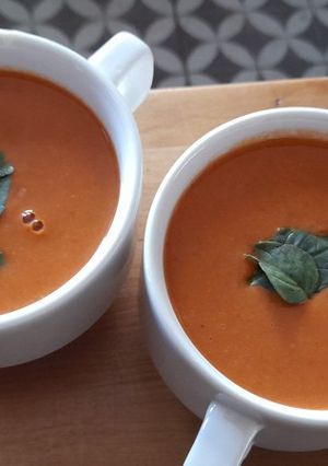 Una foto de Crema de tomates enlatados